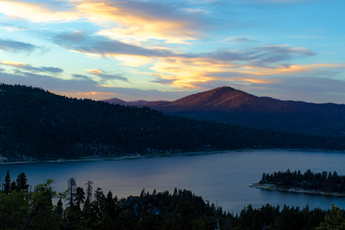 California's Snow Summit mountain bike park re-opens after threat from
forest fire diminishes.