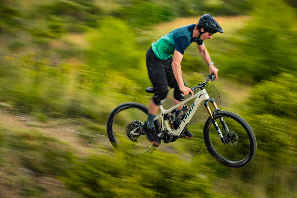 pivot-announces-new-shuttle-am-bikemag